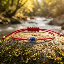 Гривна с червен конец и 14 карата златни топчета с Dark Heliotrope