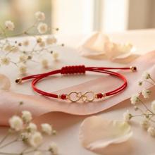 Гривна с червен конец и 14 карата златен елемент безкрайност Гривна с червен конец и 14 карата златен елемент безкрайност