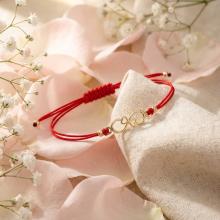 Гривна с червен конец и 14 карата златен елемент безкрайност Гривна с червен конец и 14 карата златен елемент безкрайност