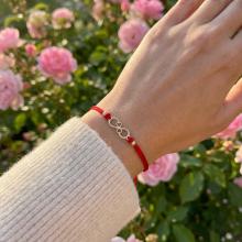 Гривна с червен конец и 14 карата златен елемент безкрайност Гривна с червен конец и 14 карата златен елемент безкрайност