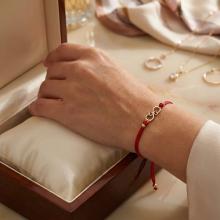 Гривна с червен конец и 14 карата златен елемент безкрайност Гривна с червен конец и 14 карата златен елемент безкрайност