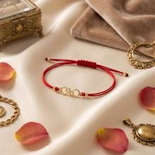 Гривна с червен конец и 14 карата златен елемент безкрайност Гривна с червен конец и 14 карата златен елемент безкрайност