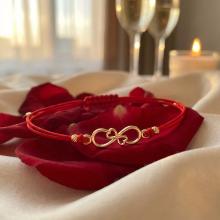 Гривна с червен конец и 14 карата златен елемент безкрайност Гривна с червен конец и 14 карата златен елемент безкрайност