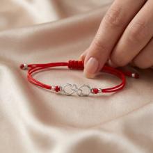 Гривна с червен конец и сребърен елемент безкрайност Гривна с червен конец и сребърен елемент безкрайност