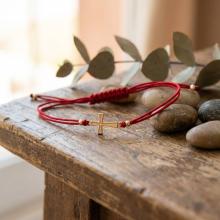 Гривна с червен конец и 14 карата златен елемент кръст B6