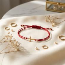 Гривна с червен конец и 14 карата златен елемент кръст B6