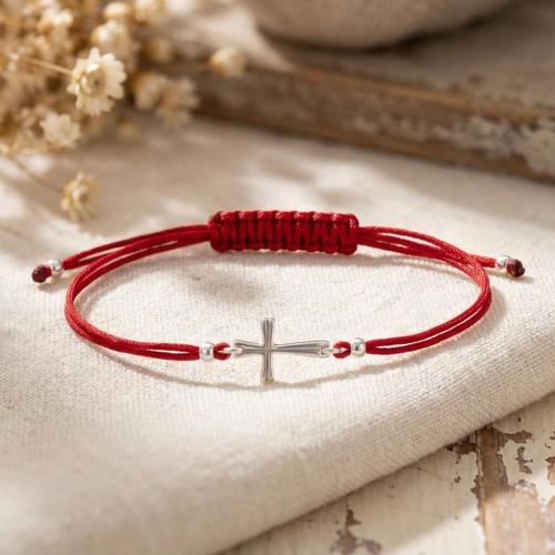 Гривна с червен конец и сребърен елемент кръст