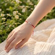 Гривна с червен конец и сребърен елемент кръст Гривна с червен конец и сребърен елемент кръст