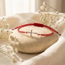 Гривна с червен конец и сребърен елемент кръст Гривна с червен конец и сребърен елемент кръст