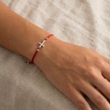 Гривна с червен конец и сребърен елемент кръст Гривна с червен конец и сребърен елемент кръст