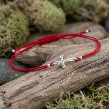 Гривна с червен конец и сребърен елемент кръст Гривна с червен конец и сребърен елемент кръст
