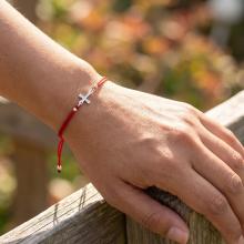 Гривна с червен конец и сребърен елемент кръст Гривна с червен конец и сребърен елемент кръст