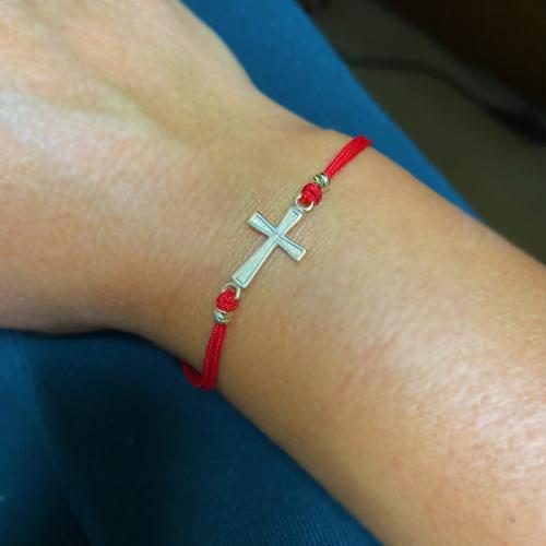 Гривна с червен конец и 14 карата златен елемент кръст B6