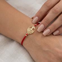 Гривна с червен конец и златен елемент Дървото на живота