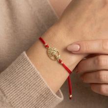 Гривна с червен конец и златен елемент Дървото на живота