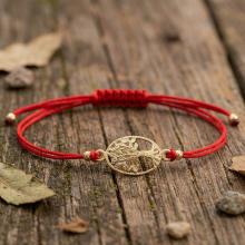 Гривна с червен конец и златен елемент Дървото на живота