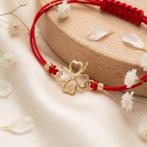 Гривна с червен конец и 14 карата златен елемент детелинка с циркон