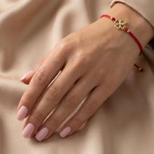 Гривна с червен конец и 14 карата златен елемент детелинка с циркон