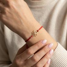 Гривна с червен конец и 14 карата златен елемент детелинка с циркон