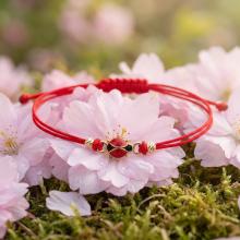 Гривна с червен конец и 14 карата златен елемент Калинка Гривна с червен конец и 14 карата златен елемент Калинка