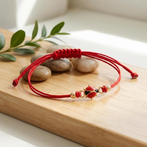 Гривна с червен конец и 14 карата златен елемент Калинка