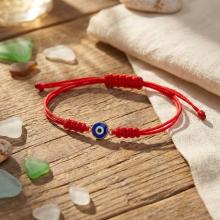 Гривна с червен конец и златен елемент синьо око Гривна с червен конец и златен елемент синьо око