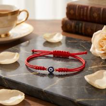 Гривна с червен конец и златен елемент синьо око Гривна с червен конец и златен елемент синьо око