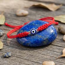 Гривна с червен конец и златен елемент синьо око Гривна с червен конец и златен елемент синьо око