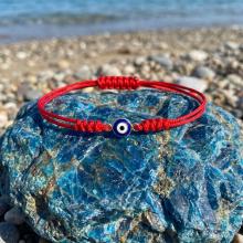 Гривна с червен конец и златен елемент синьо око Гривна с червен конец и златен елемент синьо око