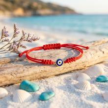 Гривна с червен конец и златен елемент синьо око Гривна с червен конец и златен елемент синьо око