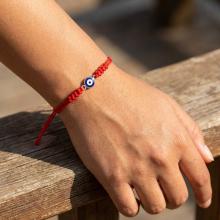 Гривна с червен конец и златен елемент синьо око Гривна с червен конец и златен елемент синьо око