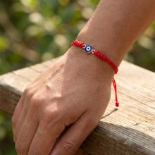 Гривна с червен конец и златен елемент синьо око Гривна с червен конец и златен елемент синьо око