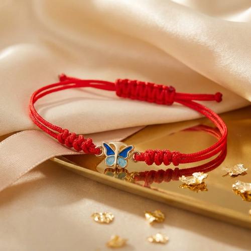 Гривна с червен конец и златен елемент Пеперуда