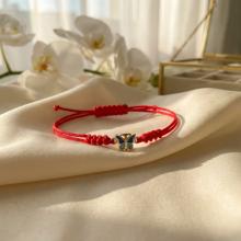 Гривна с червен конец и златен елемент Пеперуда Гривна с червен конец и златен елемент Пеперуда