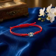 Гривна с червен конец и златен елемент Пеперуда Гривна с червен конец и златен елемент Пеперуда