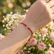 Гривна с червен конец и 14 карата златен елемент сърце