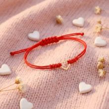 Гривна с червен конец и 14 карата златен елемент сърце