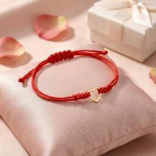 Гривна с червен конец и 14 карата златен елемент сърце