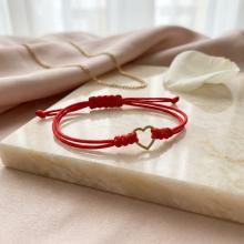 Гривна с червен конец и 14 карата златен елемент сърце