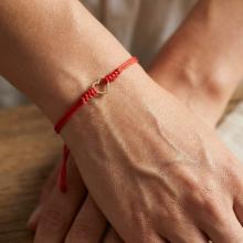 Гривна с червен конец и 14 карата златен елемент сърце