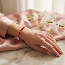 Гривна с червен конец и 14 карата златни топчета