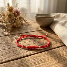 Гривна с червен конец и 14 карата златни топчета