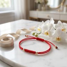 Гривна с червен конец и 14 карата златни топчета