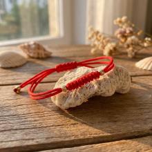 Гривна с червен конец и 14 карата златни топчета