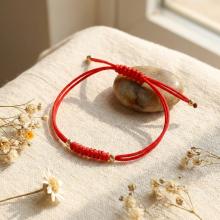 Гривна с червен конец и 14 карата златни топчета