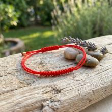 Гривна с червен конец и 14 карата златни топчета