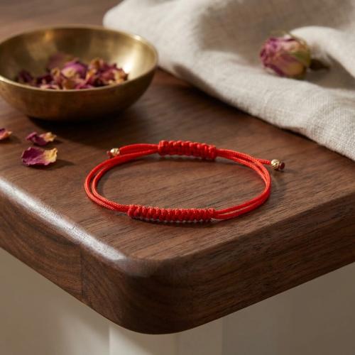 Гривна с червен конец и 14 карата златни топчета