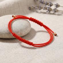 Гривна с червен конец и 14 карата златни топчета