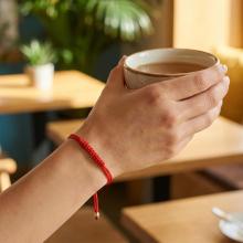 Гривна с червен конец и 14 карата златни топчета