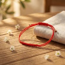 Гривна с червен конец и 14 карата златни топчета